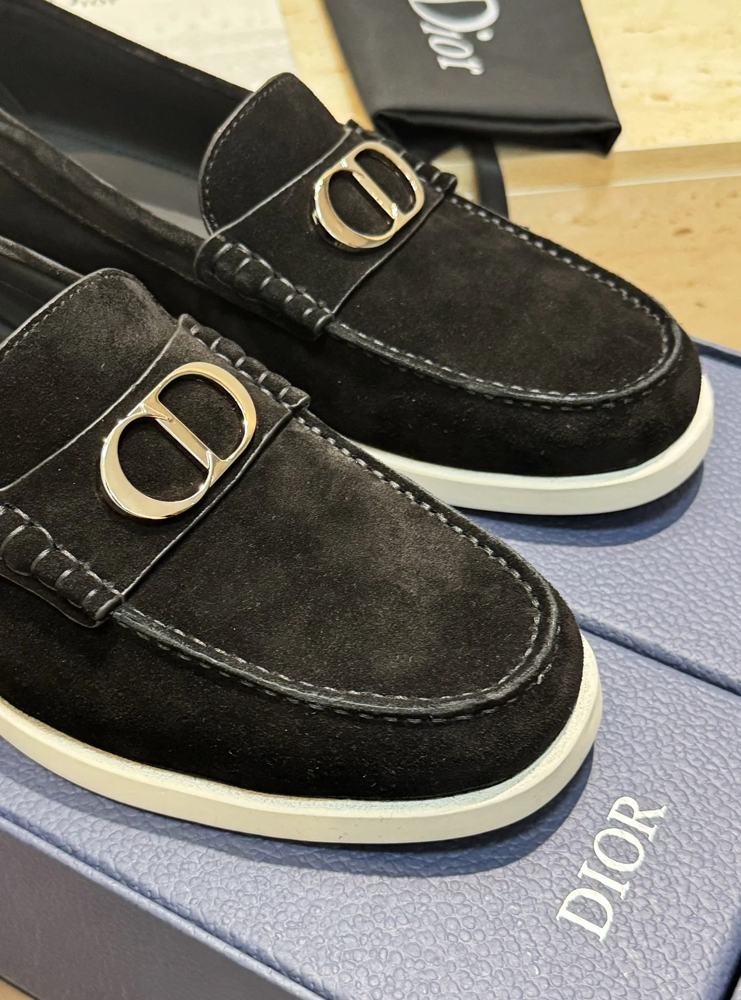 Factory price: 420💰Dior*Granville men's lace-up casual shoes-original replica Buy the original version and get a one-to-one replica. It is a casual dress shoe. Crafted from luxuriously soft navy suede, it features an Oblique printed panel on the upper. The lightweight white rubber sole adds sophistication, with an Oblique pattern engraved on the outsole and branding on the back. Adds elegance to any casual look. Imported cowhide suede + imported cowhide lining + original outsole Size: 39-44 (45 46 customized)